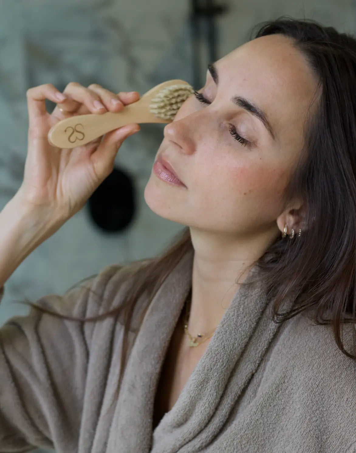 Facial Dry Brush for Gentle Exfoliation and Lymphatic Drainage